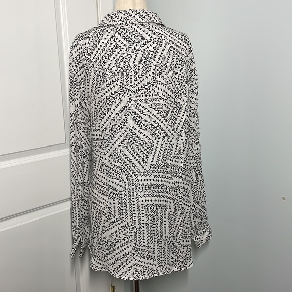 Cabi Black White Print Split Back Button Down Blouse size M - Picture 6 of 9